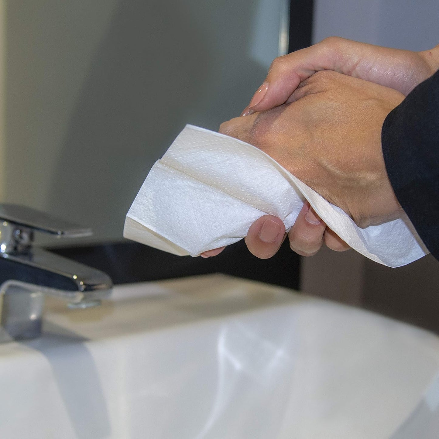 AmazonCommercial Singlefold (V-Fold / ZZ-Fold) Paper Hand Towels, 2-ply Cellulose, 3990 Sheets (15 packs of 266), Sheet Size: 22 x 21 cm, H3 Dispenser Compatible